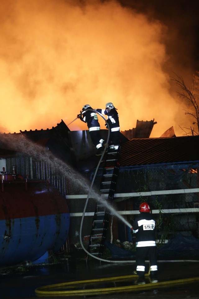 Akcja była bardzo niebezpieczna. Obok znajdowały się zbiorniki na paliwo i gaz