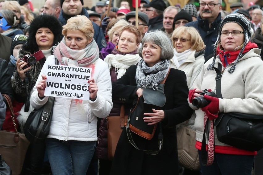 Wrocławianie w obronie demokracji. Ponad 2 tysiące osób na pl. Solnym