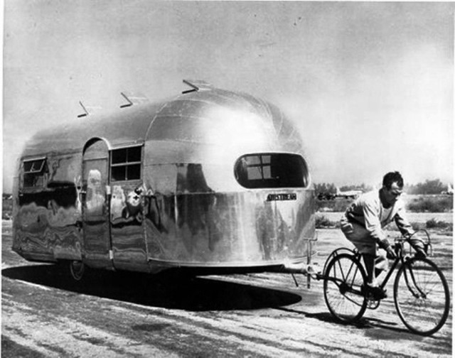 To zdjęcie reklamowe wykonane przed II wojną światową miało świadczyć o lekkości i doskonałej aerodynamice przyczep Airstream