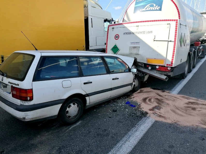 Groźny wypadek na AOW. Auto uderzyło w cysternę przewożącą azot (ZDJĘCIA)