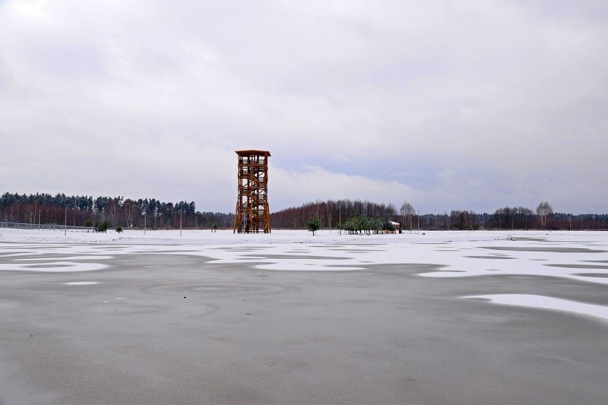 Zimowy krajobraz zmodernizowanego zbiornika retencyjnego w Podwolinie. Zobacz zdjęcia