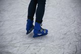 Ruszyło lodowisko na skwerze przy Millenium Hall w Rzeszowie. Dla stawiających pierwsze kroki na łyżwach są "misie pomocnisie"