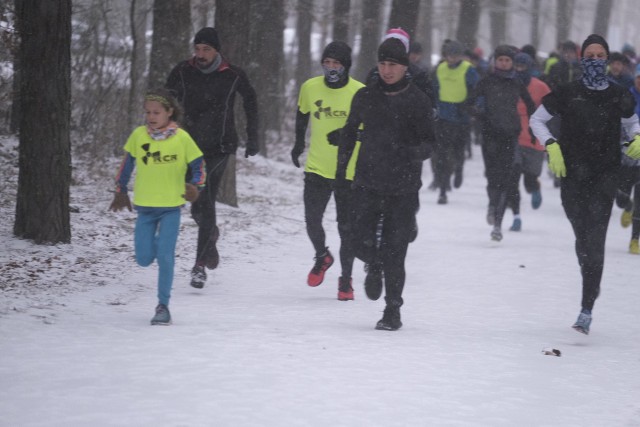 Śnieg lekko utrudnił wyczynowe bieganie, ale też i sprawił, że sobotni Parkrun w lasku na toruńskiej Skarpie odbywał się w pięknych, malowniczych okolicznościach przyrody. Nic dziwnego, że humory uczestnikom dopisywały bardziej niż zazwyczaj. Zobaczcie naszą fotorelację!