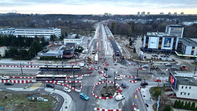Drogowcy podali terminy, gdy kolejne trasy w obrębie prowadzonej inwestycji - budowy dwóch nowych mostów nad Brdą - będą udostępniane dla ruchu.