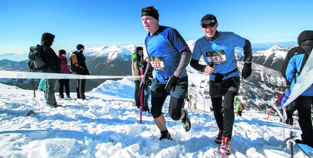 Zawodnicy na szczyt Kasprowego Wierchu biegli brodząc po kolana w świeżym śniegu.
