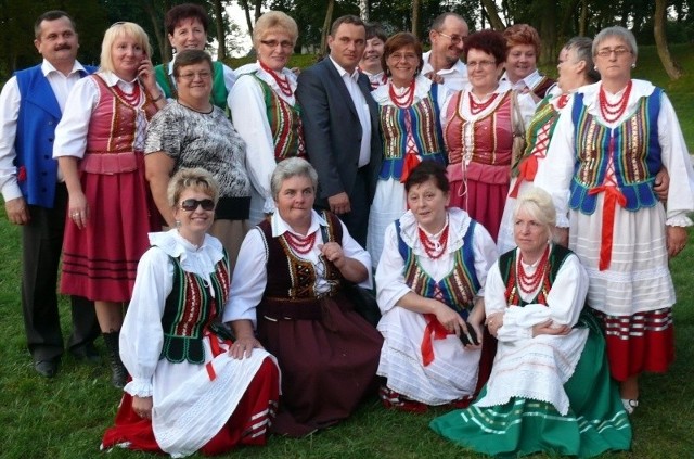 Wicewojewoda Grzegorz Dziubek został przyjęty owacją przez członkinie kół gospodyń wiejskich z Krasocina i Komparzowa.