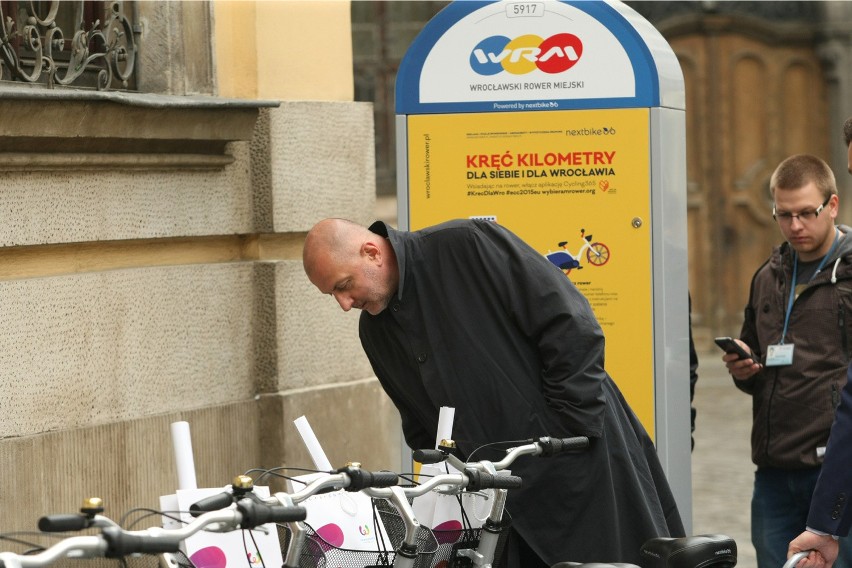 Na razie przypatruje się rowerom miejskim z dystansu. Z...