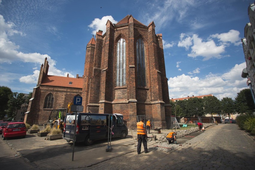 Ludzkie kości w centrum Słupska wydobyto podczas prac ciepłowniczych. Zajmie się nimi kościół