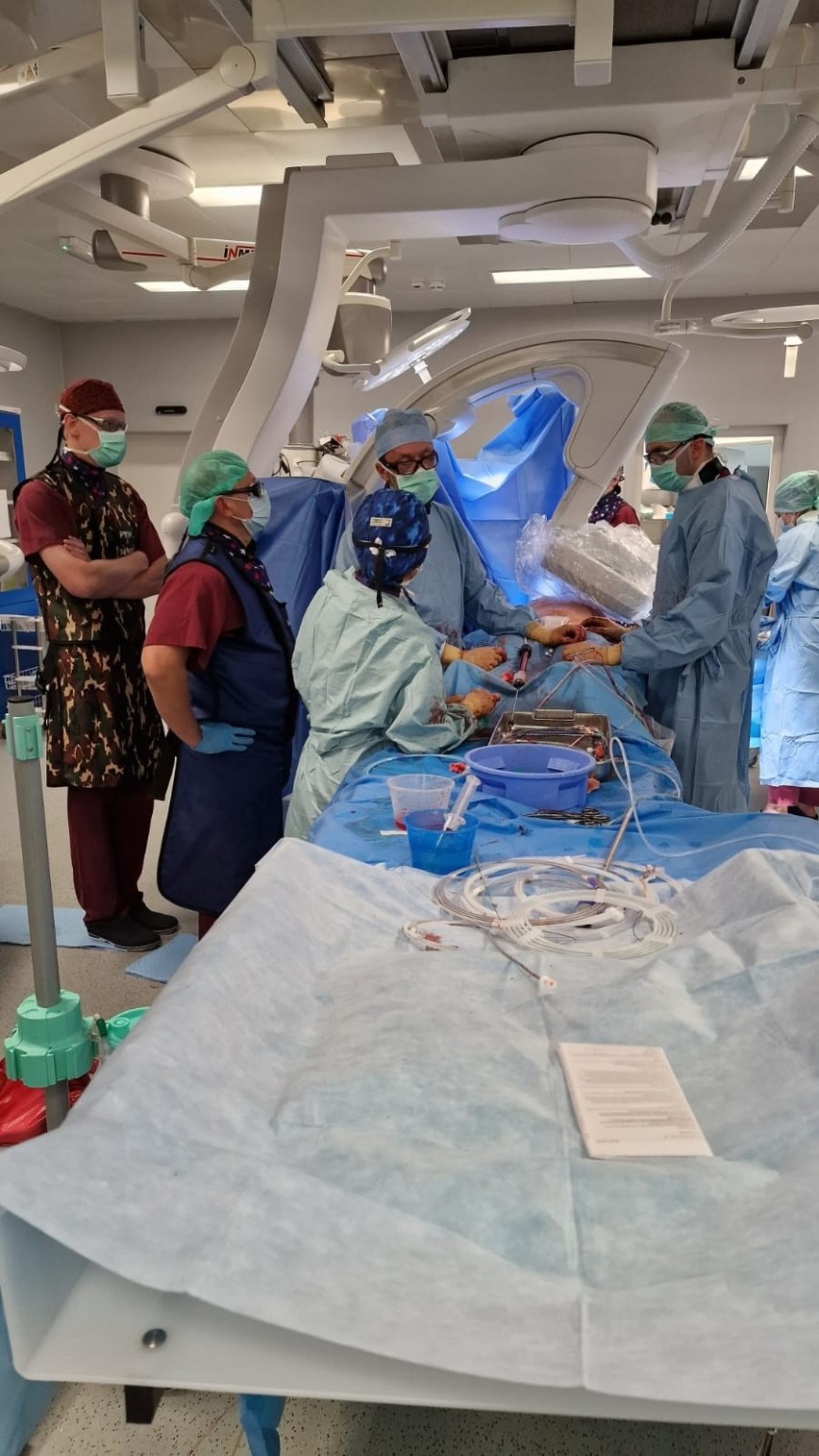 Innowacyjny zabieg w Wojewódzkim Szpitalu Zespolonym w Kielcach. Chora uniknęła niebezpiecznej operacji. Zobaczcie zdjęcia
