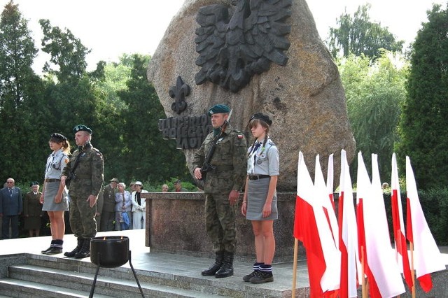 Pod pomnikiem "Harcerzy poległych za Ojczyznę&#8221; uroczystą wartę objęli żołnierze oraz młodzi harcerze.