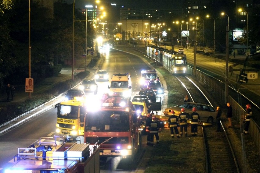 Wypadek na Legnickiej. BMW na torowisku