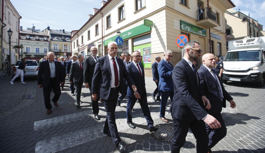 Dzień Samorządowca w Rzeszowie. Zobacz przemarsz barwnego korowodu [ZDJĘCIA]