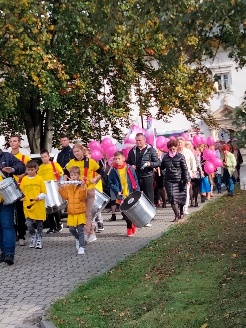 Marsz Różowej Wstążki w Pińczowie. Korowód z różowymi balonami i dyskusja. Zobacz zdjęcia