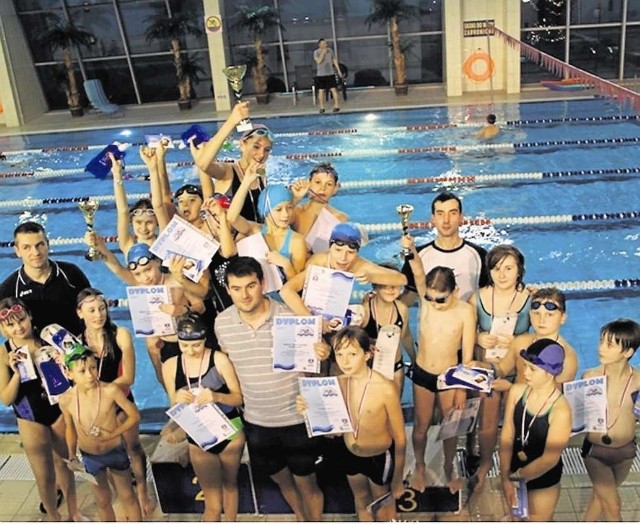 Uczniowie z gminy Wielka Wieś po zakończeniu zawodów pływackich