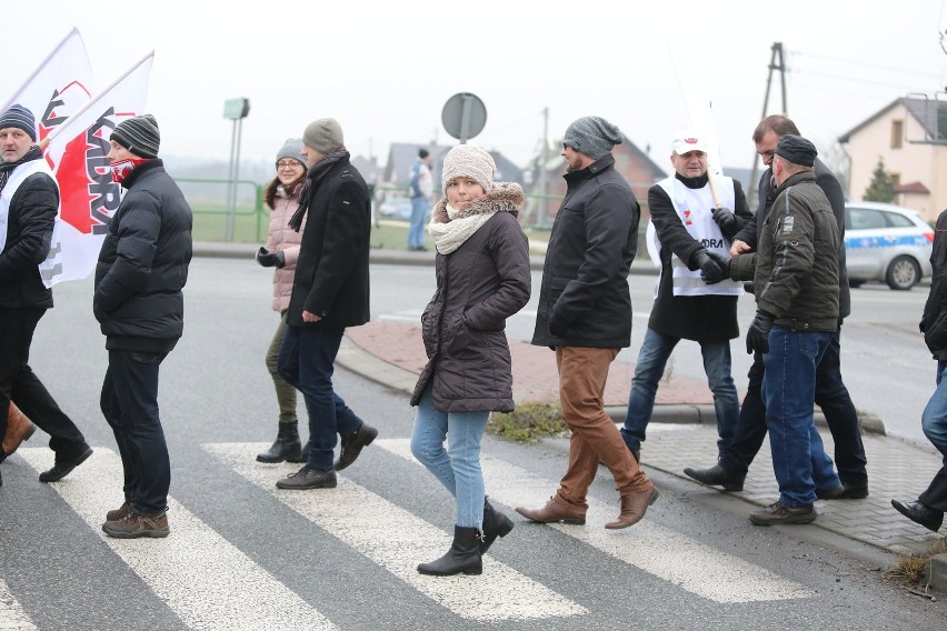 Górnicy kopalni Krupiński w Suszcu blokowali drogę...