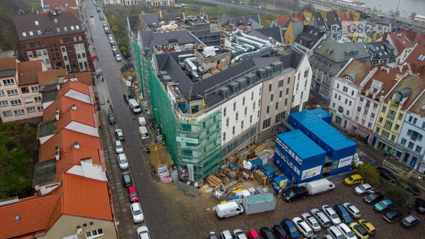 Stare Miasto w Szczecinie. Hotel, nowe kamienice. Tak zmienia się Podzamcze. Zdjęcia z drona!