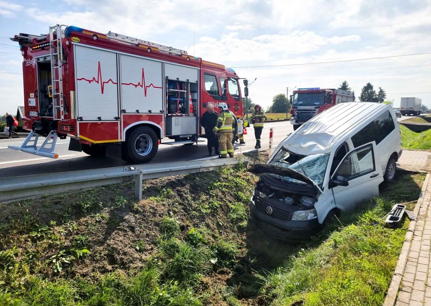 Wypadek w Orłach. Volkswagen transit dachował na drodze krajowej nr 77. Samochodem kierowała obywatelka Ukrainy [ZDJĘCIA]