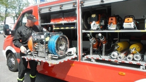 Łódzka straż pożarna otrzymała dwa nowe wozy ratownictwa...