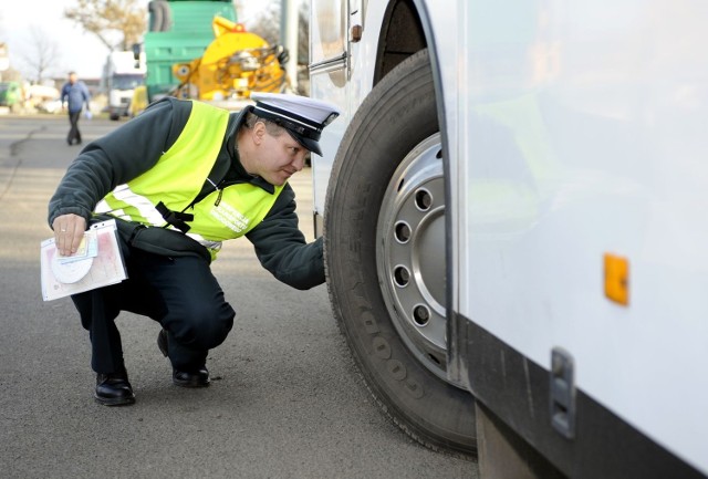 Inspektorzy transportu sprawdzają autokary w całym kraju