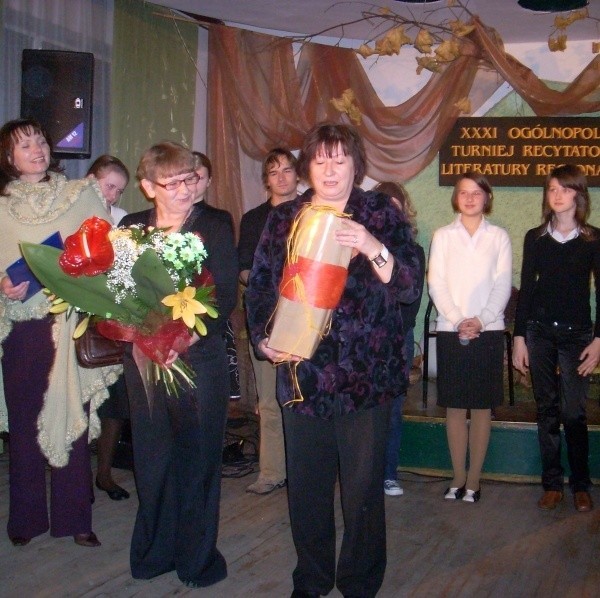 Elżbieta Baran, dyrektor Miejskiego Centrum Kultury w Ostrowcu Świętokrzyskim podziękowała Barbarze Kurek za pracę podczas 31 edycji imprezy.