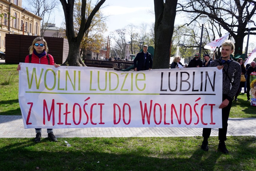 Protest pod lubelskim Kuratorium Oświaty w obronie nauczycielki z Lublina. Za brak maseczki może stracić pracę