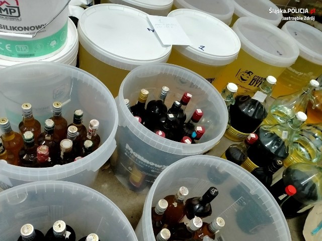 Bimbrownia w Jastrzębiu-Zdroju zlikwidowana - policjanci zabezpieczyli 450 litrów alkoholu.