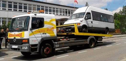 Na zlecenie inspektorów bus odholowano na parking strzeżony