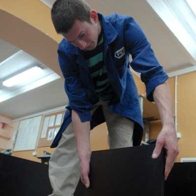 W zajęciach praktycznych w pracowni technologii drewna bierze udział m.in. Kamil Jastrząb. Uczy się jak składać meble.