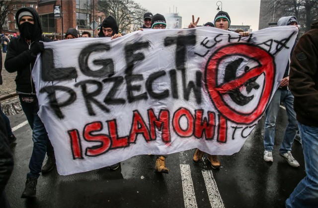 Manifestacje przeciwko uchodźcom odbywają się praktycznie co tydzień w wiekszych i mniejszych miastach całej Polski. Na zdjęciach protest w Gdańsku.