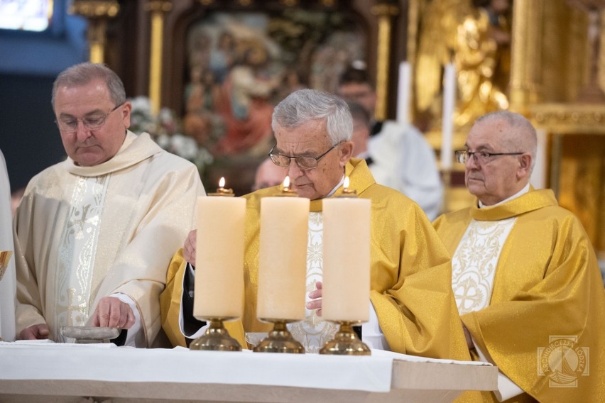 Jubileusz 50-lecia kapłaństwa biskupa Ireneusza Pękalskiego i jego kolegów z rocznika w łódzkiej katedrze ZDJĘCIA