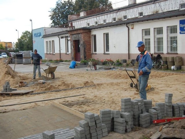 Prace przed ośrodkiem kultury wykonuje ekipa Zakładu Usług Komunalnych w Dobrczu