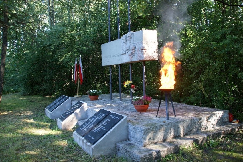 Pod pomnikiem Ofiar Faszyzmu w Chełmku uczcili pamięć poległych w czasie II wojny światowej