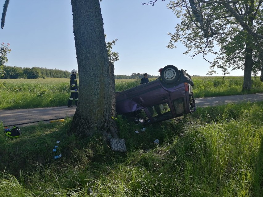 Auto z impetem uderzyło w drzewo (zdjęcia)   