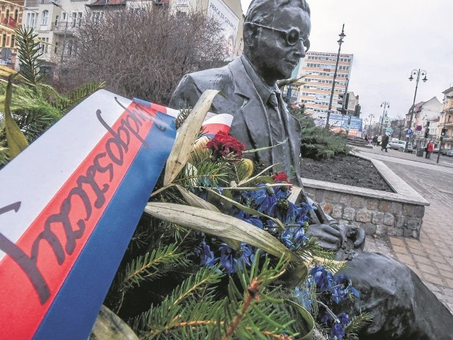 Od ponad trzech miesięcy Urząd Miasta nie może dokonać naprawy pomnika Mariana Rejewskiego.