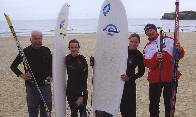 Uczestnicy australijskiej wyprawy zrobili happening na plaży. Andrzej Fijałkowski (z prawej) w towarzystwie surferek ze Szwecji oraz profesora Jana Jegielskiego, wielokrotnego uczestnika światowych masowych biegów narciarskich.