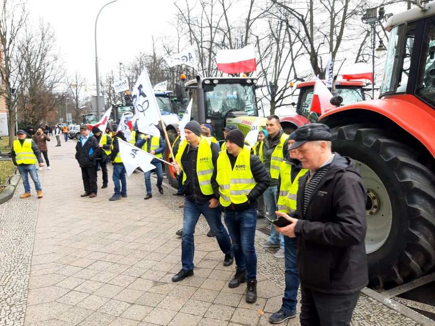 Protest rolników w Zachodniopomorskiem. Uwaga na utrudnienia na drogach. Protestujący wjechali do Szczecina!