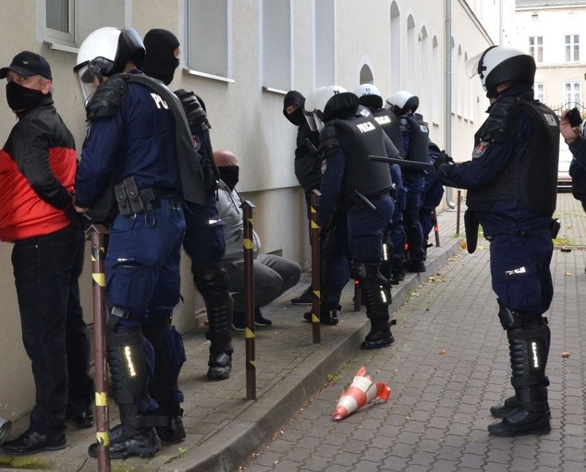 "Agresywni chuligani ruszyli na policjantów" - symulujące ćwiczenia gdańskich funkcjonariuszy. Zobacz nagranie