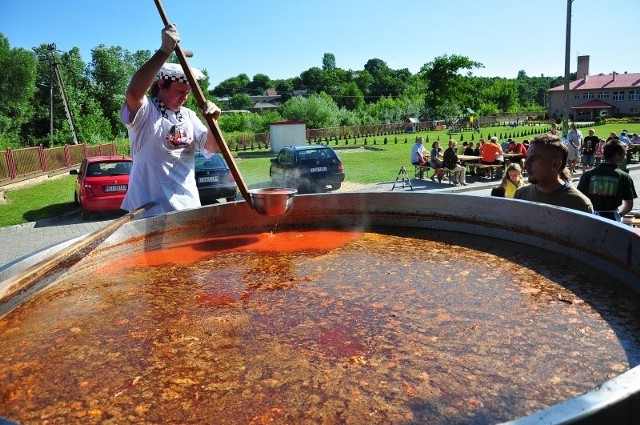 W gigantycznym kotle było około 4 tysięcy litrów zupy pomidorowej.