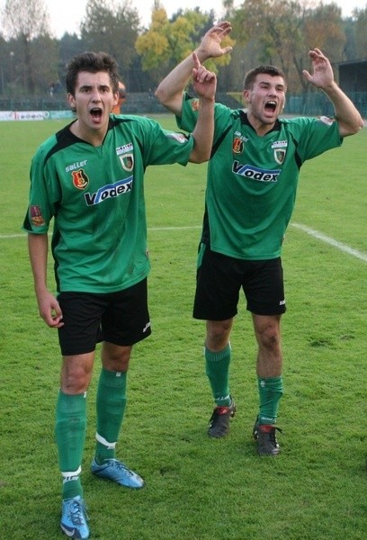 Tak cieszyli się po wygranym meczu z Wisłą Płock piłkarze "Stalówki": Maciej Witek (z lewej) i Tomasz Demusiak.