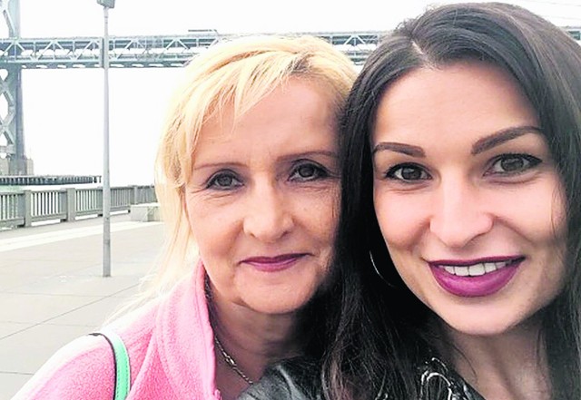 Martyna Majok, tegoroczna laureatka prestiżowej nagrody Pulitzera za sztukę „Cost of Living”,  z mamą Justyną Depczyńską