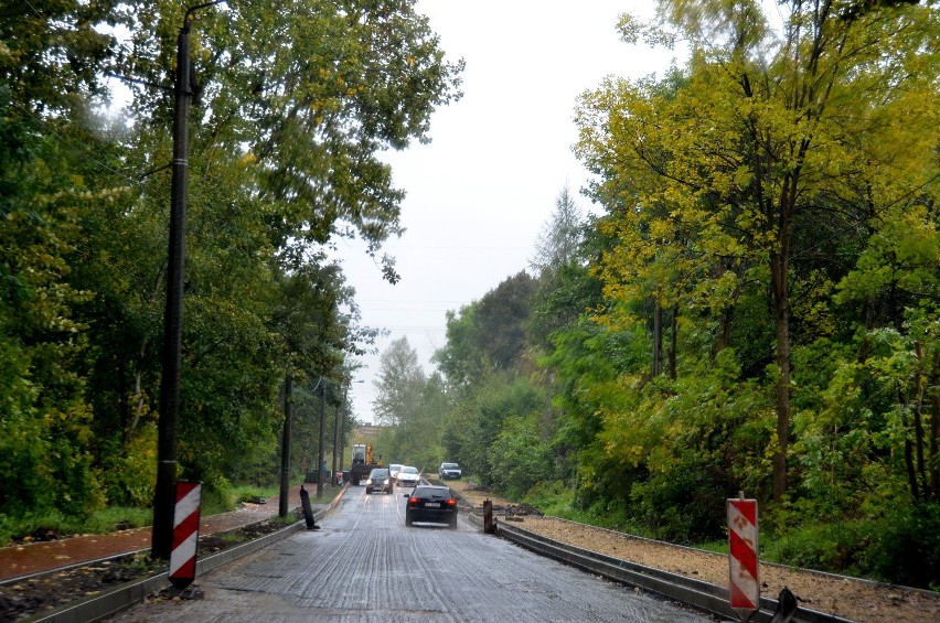 Trwa remont głównej drogi w Grodźcu. Tworzą się korki [ZDJĘCIA]