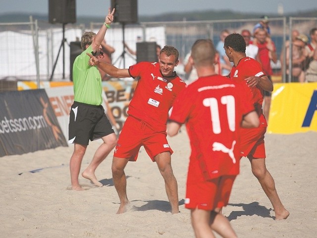 Wczoraj Team Słupsk rozpoczął przygotowania do mistrzostw Polski w plażowej odmianie piłki nożnej. Trenuje na plaży w Ustce, a zespół testuje aż 16 zawodników.