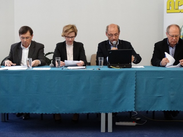 Podczas internetowej konferencji prasowej: wiceprezesi Jerzy Busłowski i Bożena Matoszko, prezes Bogusław Łącki i wiceprezes Marcin Proskień.