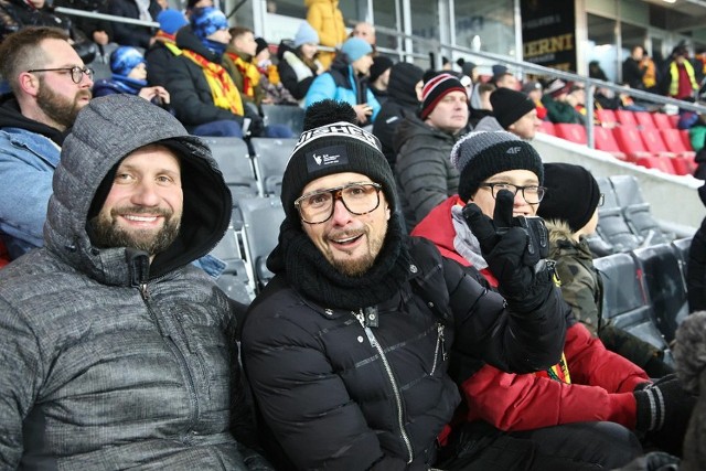 Koronę Kielce wspierał też dopingiem Kabaret Skeczów Męczących - na zdjęciu Karol Golonka i Marcin Szczurkiewicz.  