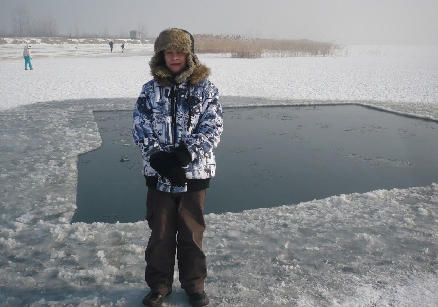 12-letni Kacper Gwoździowski już po wyjściu z lodowatej wody...