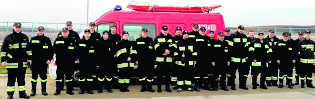 Funkcjonariusze Jednostki Ratowniczo-Gaśniczej oraz strażacy ochotnicy z powiatu kazimierskiego zaliczyli warsztaty szkoleniowe z działań ratowniczych na lodzie.