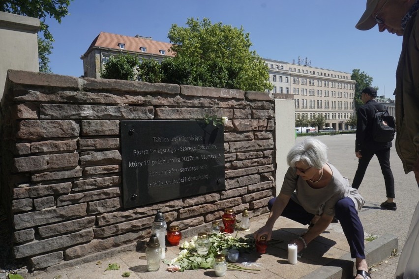 Tablica poświęcona Piotrowi Szczęsnemu wzbudziła wśród...