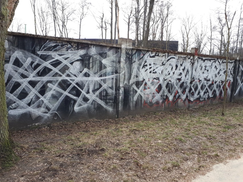 Łódź: zniszczony mural Żołnierzy Wyklętych w Parku na Zdrowiu