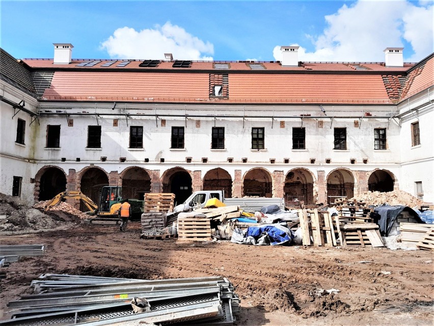 "Arkady były zdobione sztukateriami, żywo przypominały rynek...