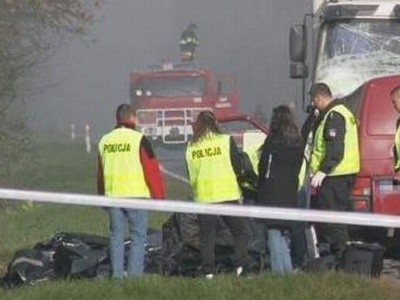 Dzisiaj nad ranem doszło do tragicznego wypadku w Knurowcu. Zderzył się ze sobą bus z toyotą. 4 osoby zginęły, osiem jest rannych. Droga przebiegająca przez Knurowiec to krajowa 8. Jest zablokowana.